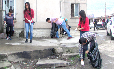 Youths and volunteers of the Kohima Ao Baptist church’s youth department picking litter along an area in Kohima town as part of a recent initiative to make the capital town ‘cleaner and greener.’ The youth department of Kohima Ao Baptist Church on Tuesday launched an initiative to create awareness among citizens to make the state capital ‘cleaner and environmentally healthier.’