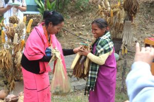 The communites exchanging the seeds during the program