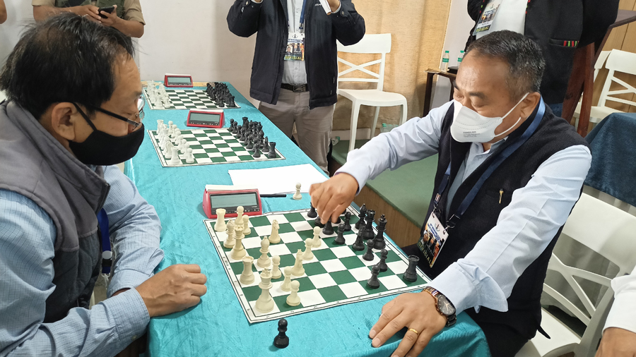 Neiba Kronu playing a game of chess