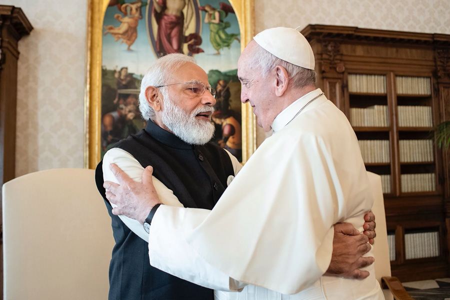 Modi meets Pope Francis; invites him to visit India