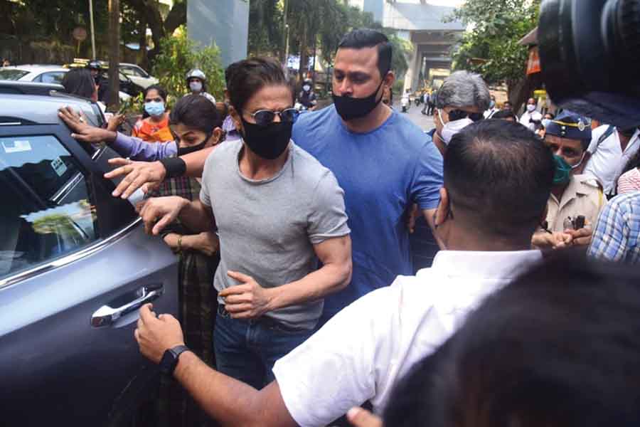SRK goes to fetch Aryan Khan from jail