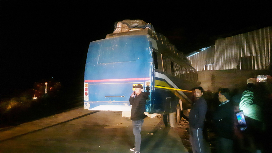 Zunheboto-bound bus meets with accident; 2 injured (1)