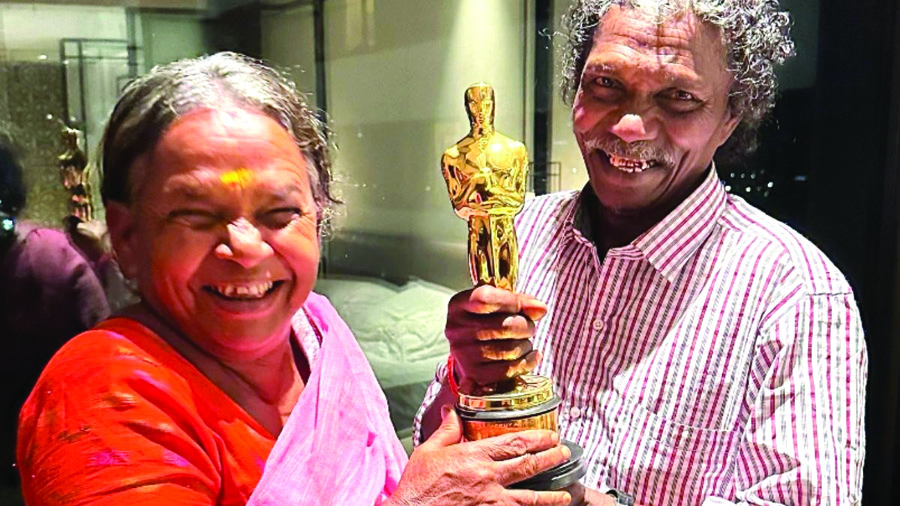 'The Elephant Whisperers' couple Bomman, Belli pose with Oscar Award