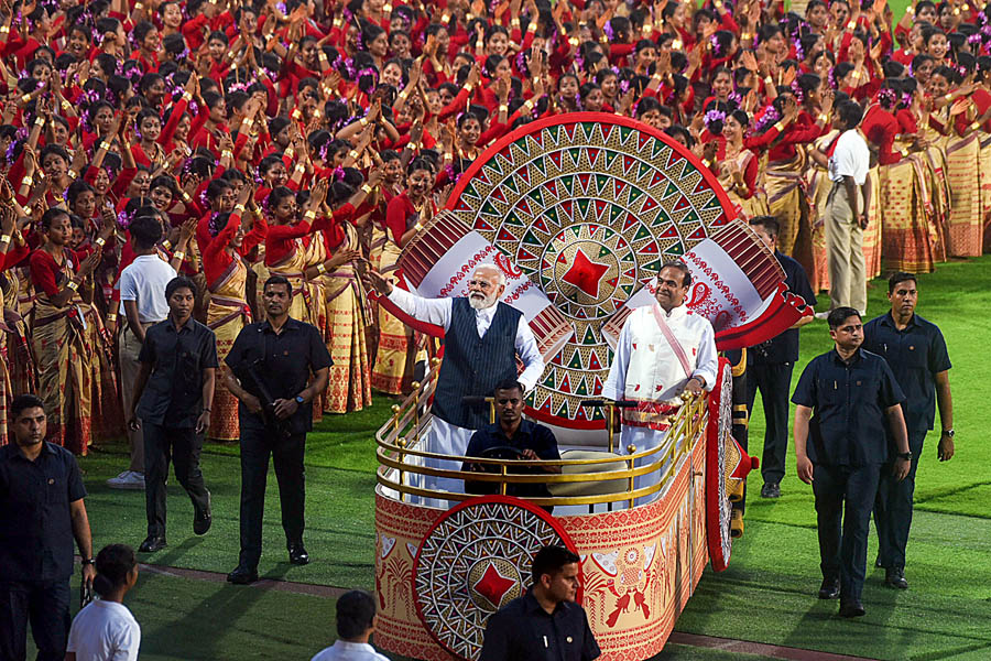 'Bihu' performance with 11,304 dancers, drummers enters Guinness World Records