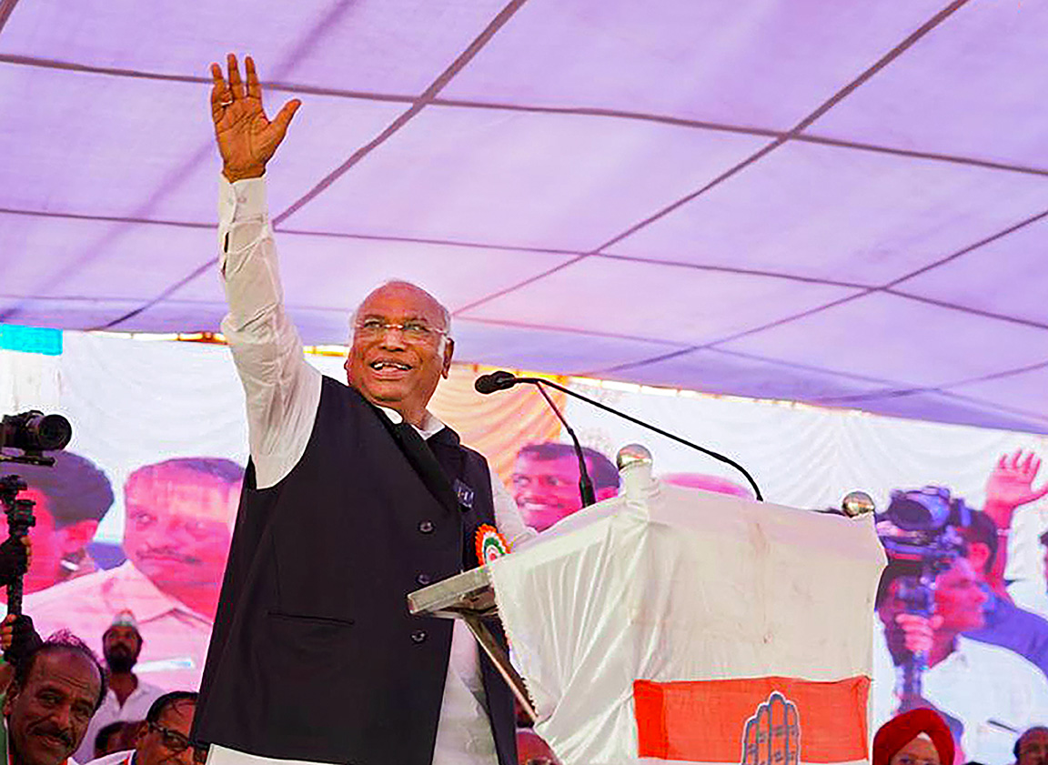 At K'taka election rally, Kharge likens Modi to 'poisonous' snake, BJP hits out at Cong chief