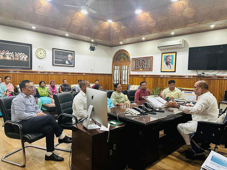 Manipur CM holds meeting