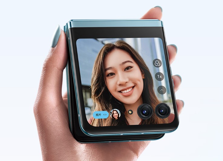 Moto Razr 40 Ultra with biggest external display