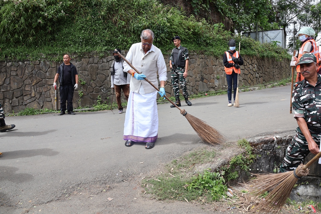 Governor Ganesan leads cleanliness drive in Nagaland