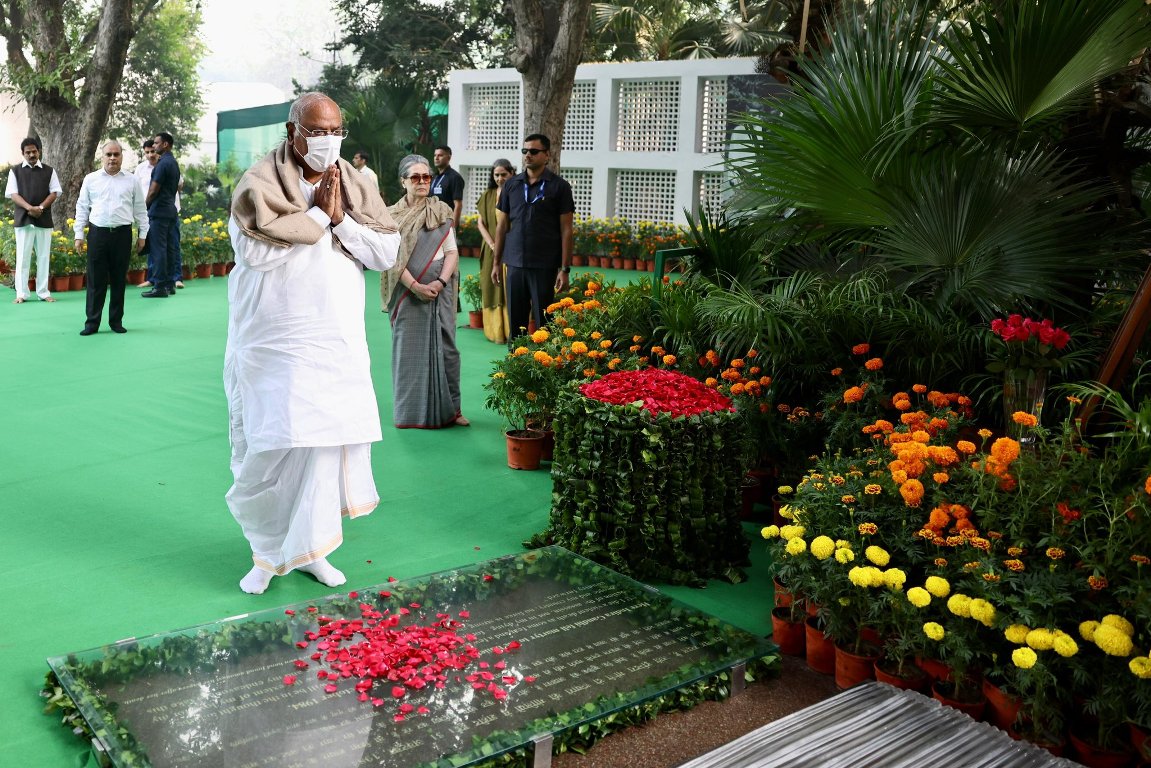 Kharge, Sonia, Rahul offer floral tributes to Indira Gandhi on her death anniversary