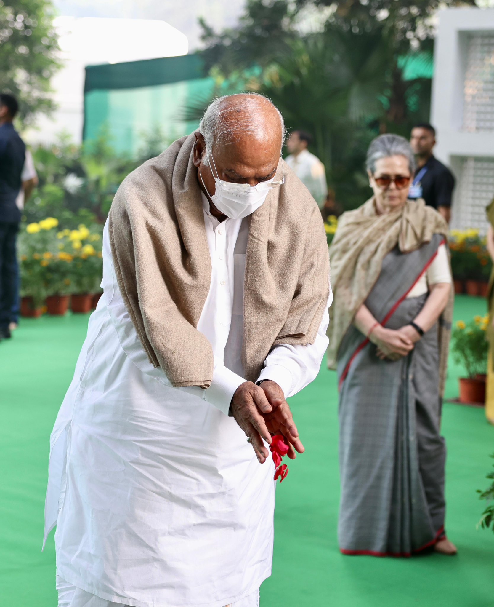 Kharge, Sonia, Rahul offer floral tributes to Indira Gandhi on her death anniversary