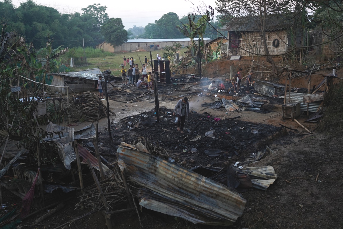 3 thatch houses reduced to ashes in fire at Dilai 