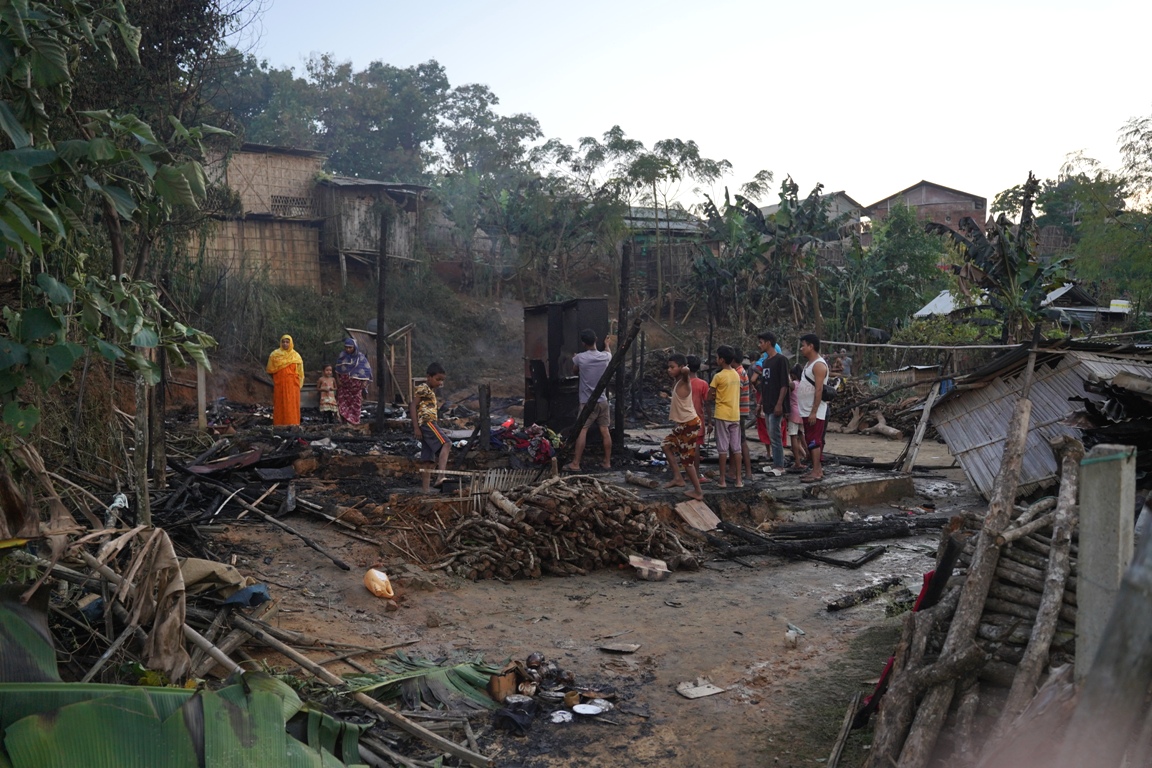 3 thatch houses reduced to ashes in fire at Dilai 