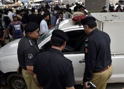 Violence mars Pakistan polls, five cops killed