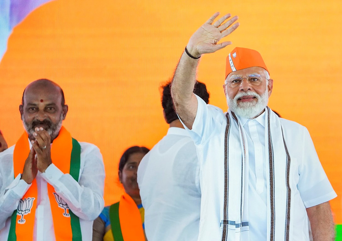 "Jhoot and loot" the common character of dynasty parties, says PM Modi in Telangana