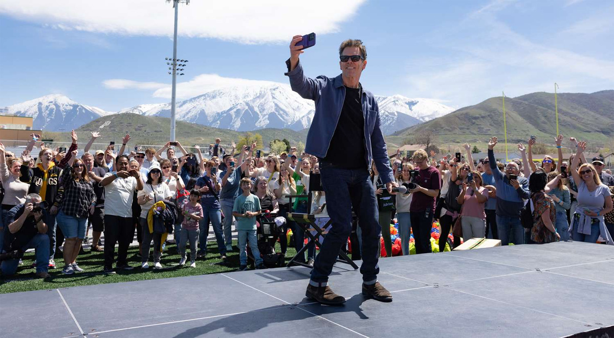 Kevin Bacon returns to ‘Footloose’ high school, celebrates film's 40th anniversary