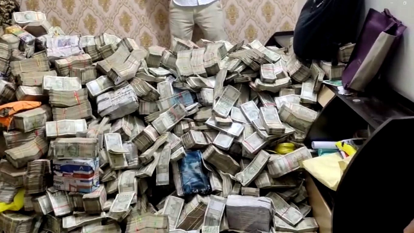 ED raids Jharkhand Minister's PA, recovers INR 25 cr from house help's home