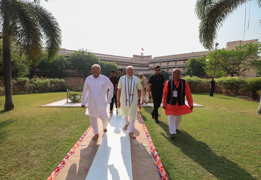Modi visits RSS headquarters, calls Sangh banyan tree of Indian culture
