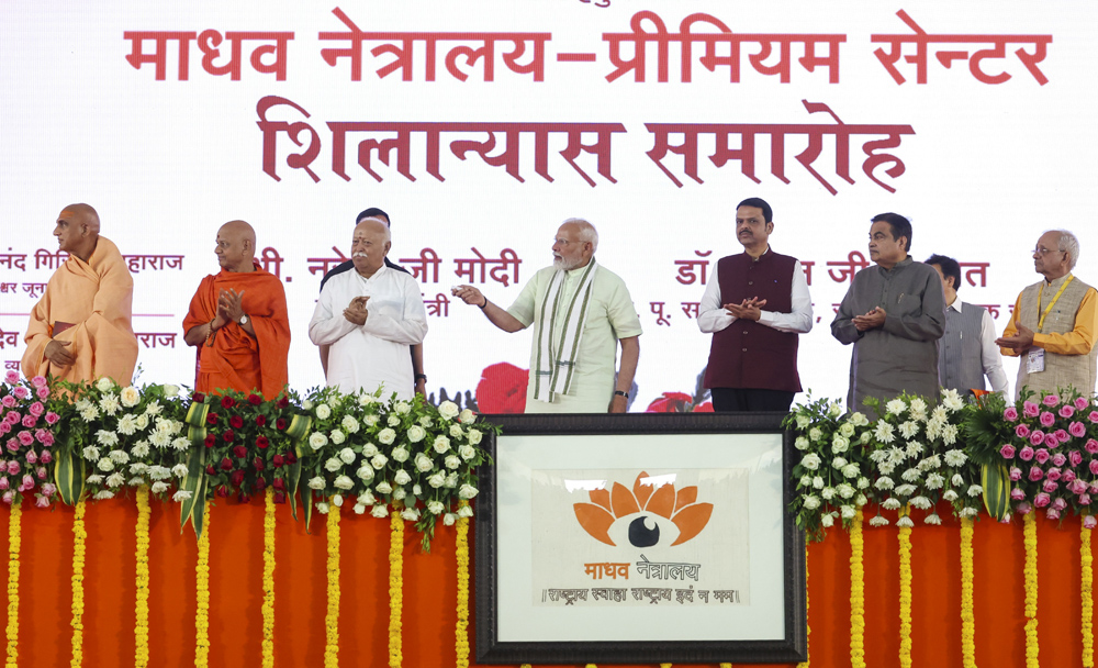 Modi visits RSS headquarters, calls Sangh banyan tree of Indian culture