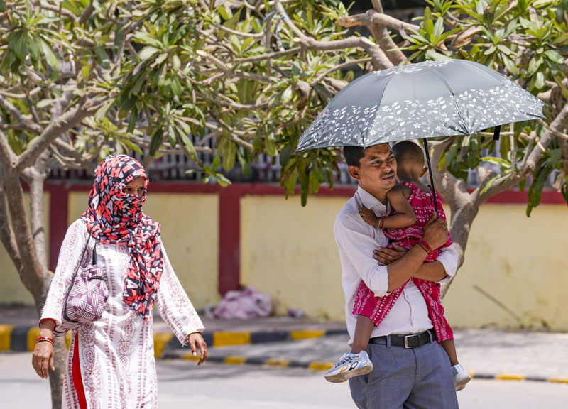 Delhi under 'red alert' as mercury soars beyond 45 deg C; Severe heatwave conditions to persist