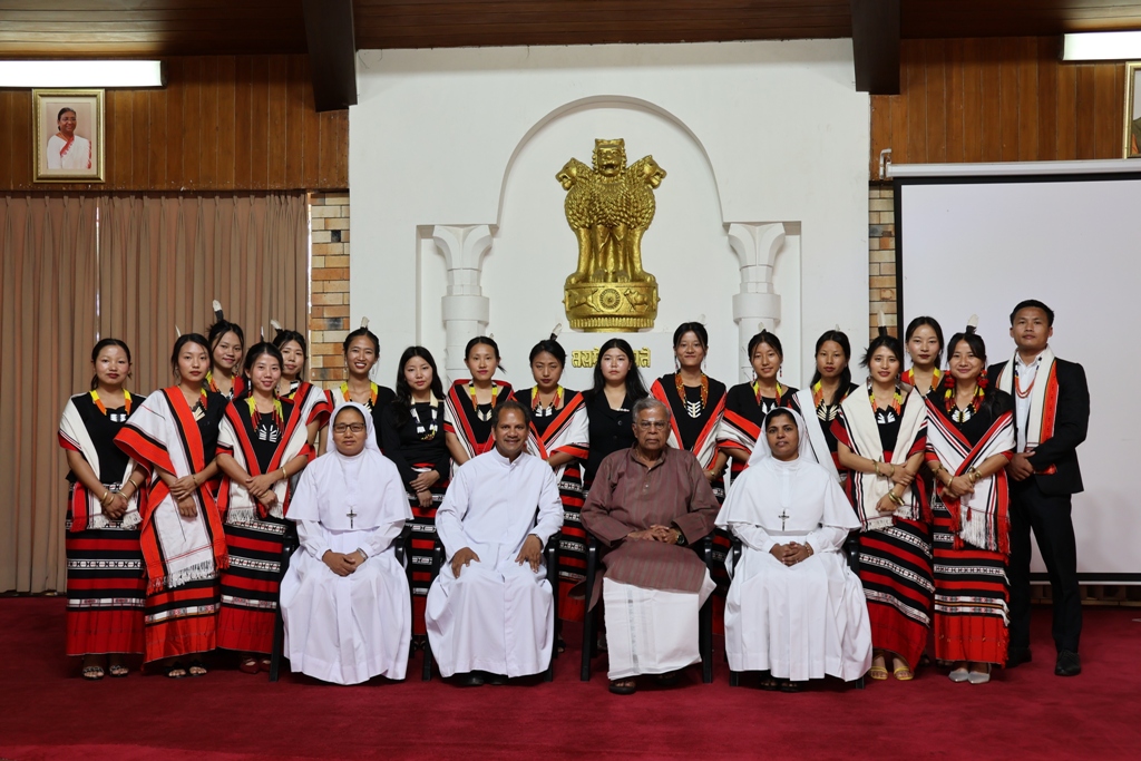 Governor fecitates students of St. Xavier College