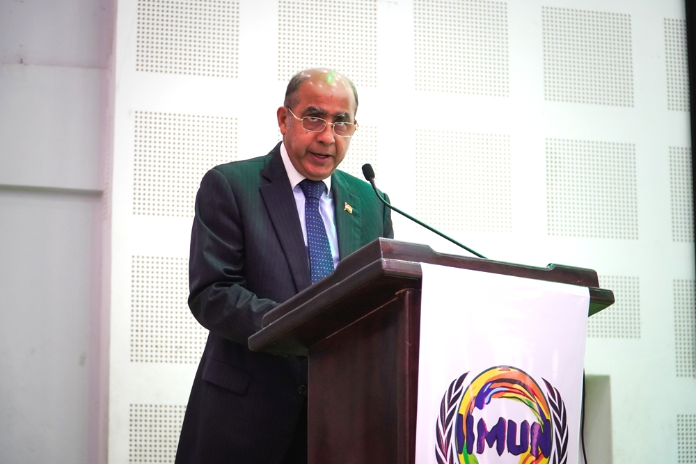 Former diplomat warns students of digital distractions, urges reading habit