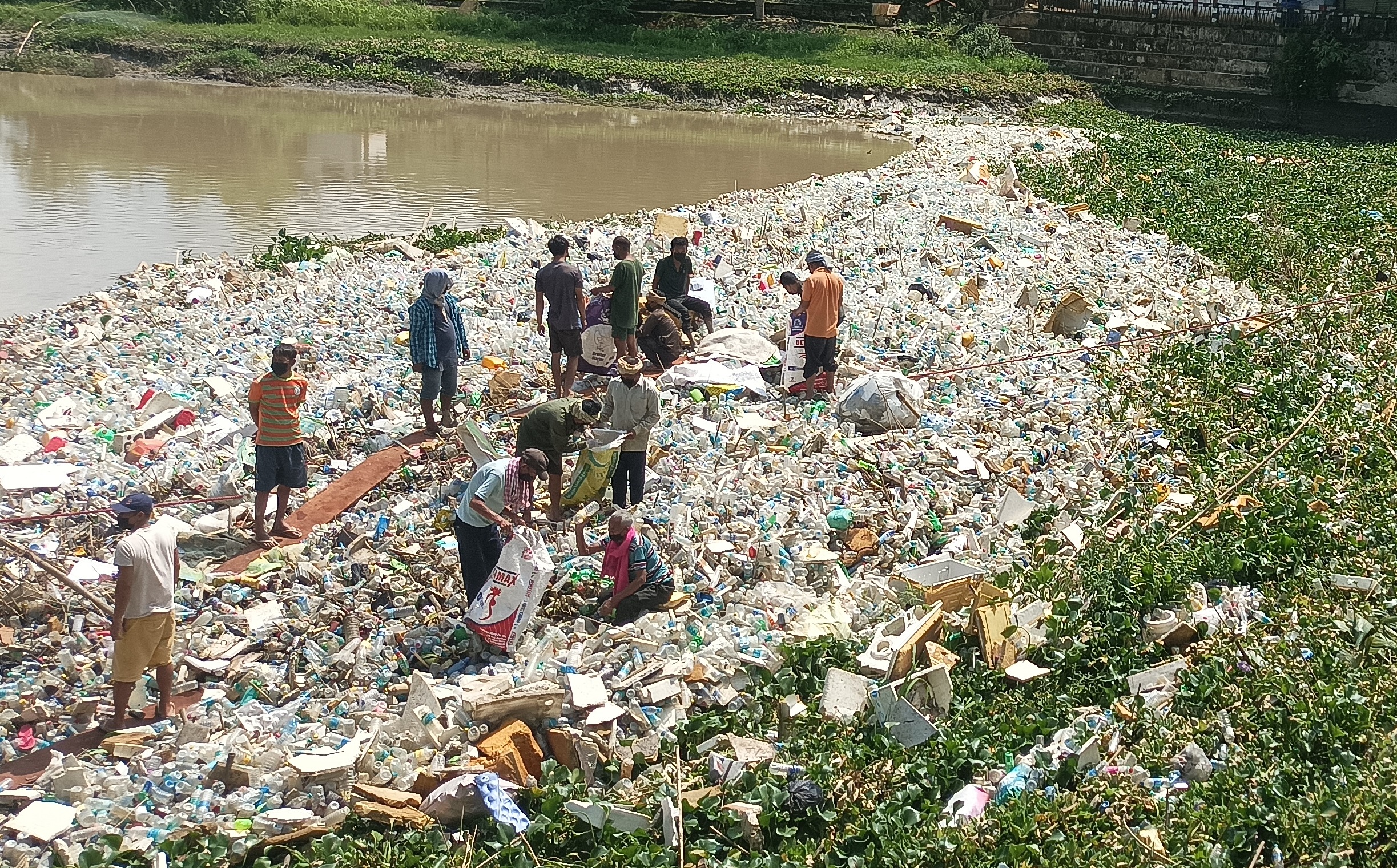 Manipur's ithai residents unite to combat olastic waste