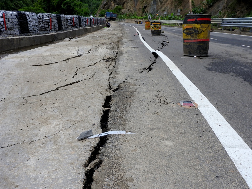 Chathe river flooding damages Tsiedukhru stretch of NH-29 in Chümoukedima